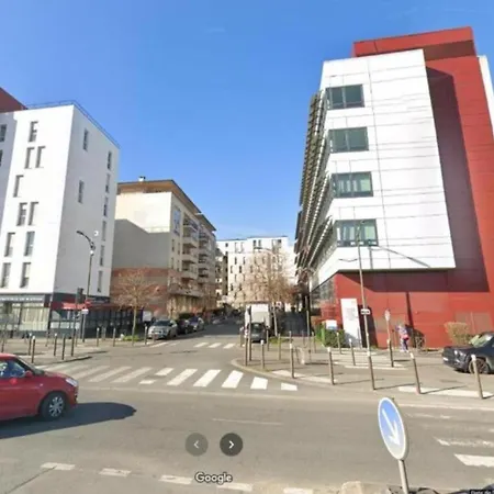 A 10 Mins De Paris *