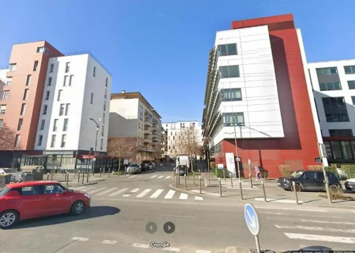 A 10 Mins De Paris *
